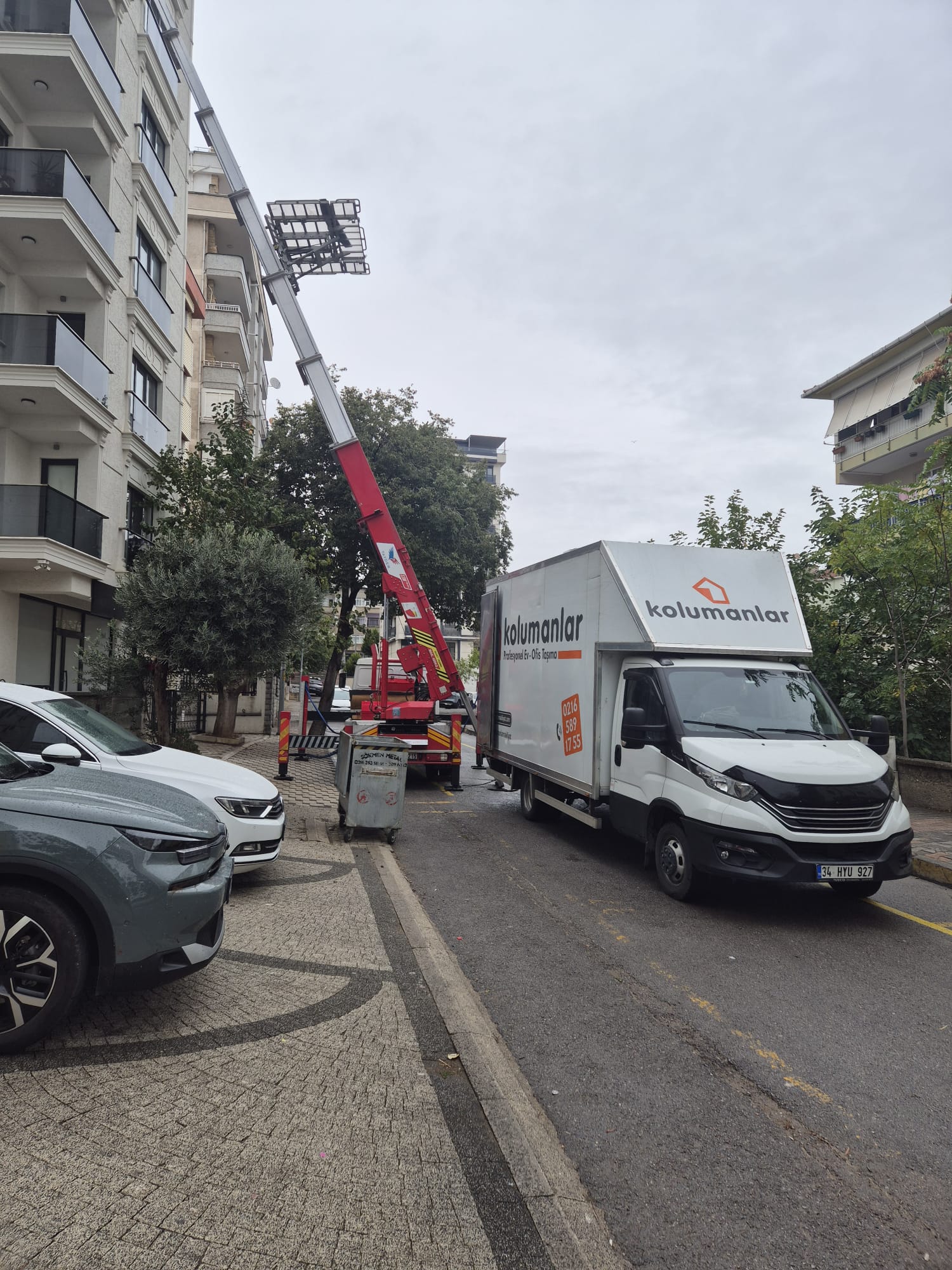 İstanbul’da profesyonel asansörlü evden eve nakliyat hizmeti veren Kolumanlar aracı