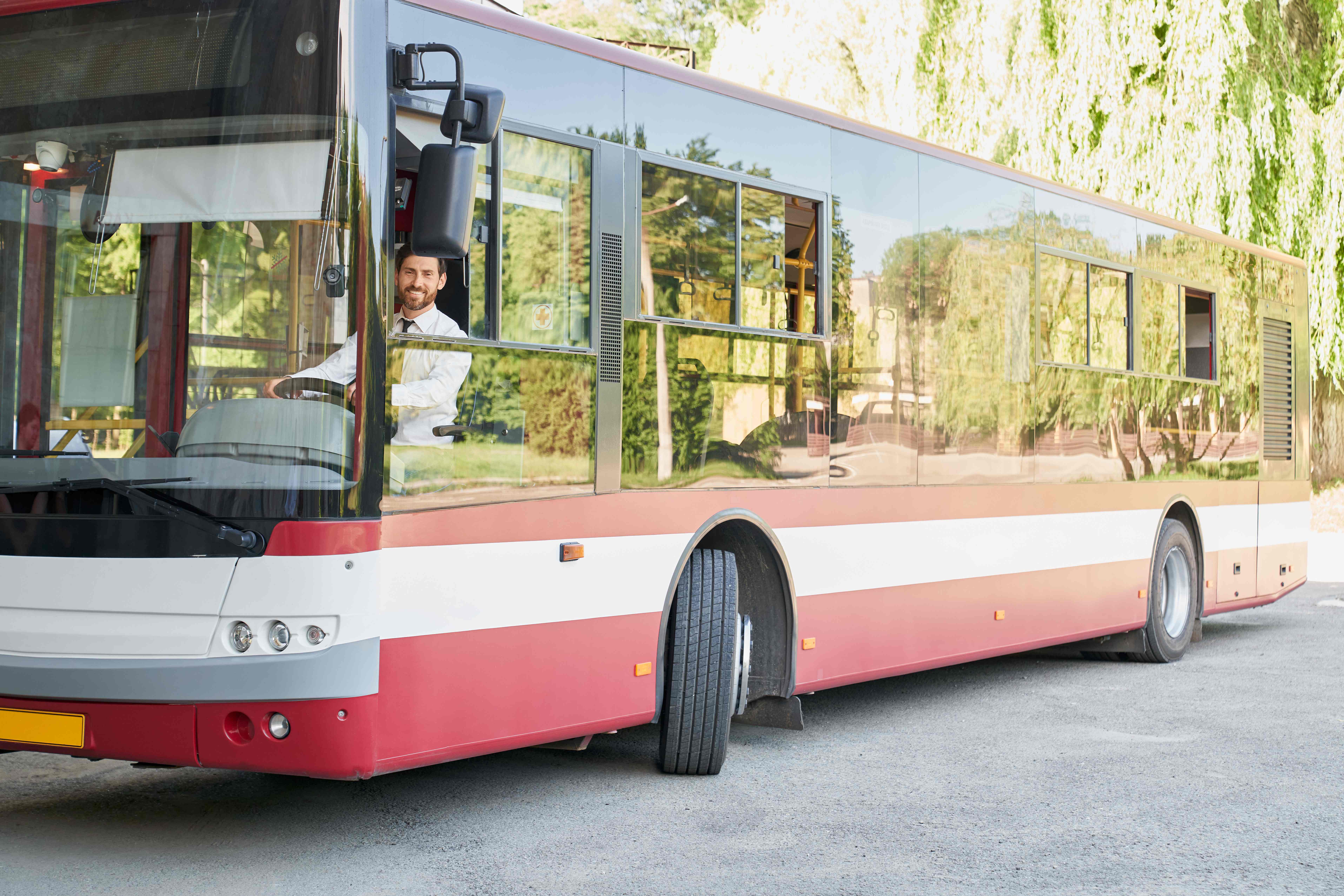 Autobús rojo y blanco de transporte público