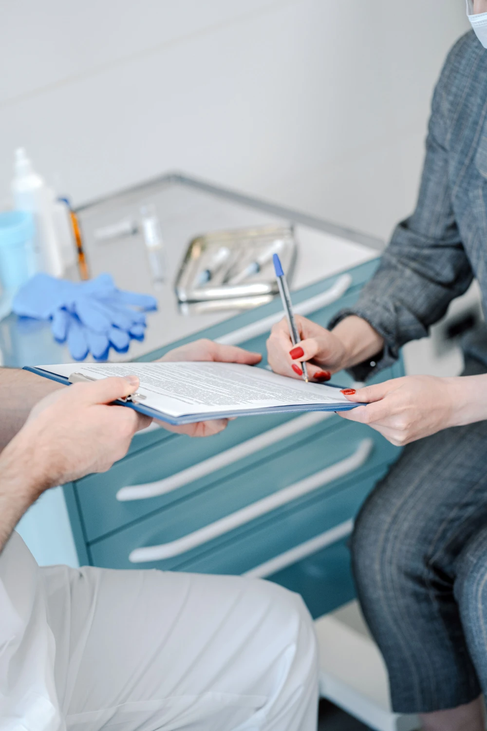 Médico e paciente revisando documento clínico durante avaliação