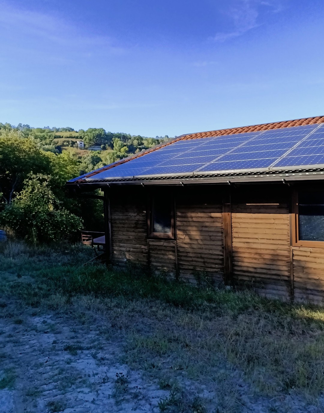 L’edificio in legno con pannelli solari sulle colline