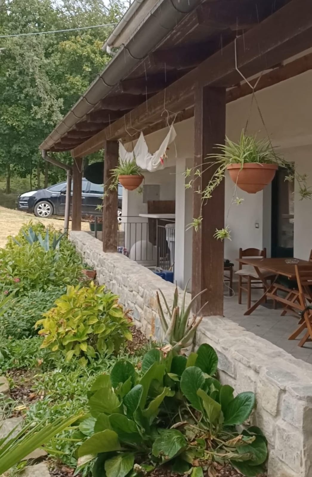 Il porticato della casa immerso nel verde