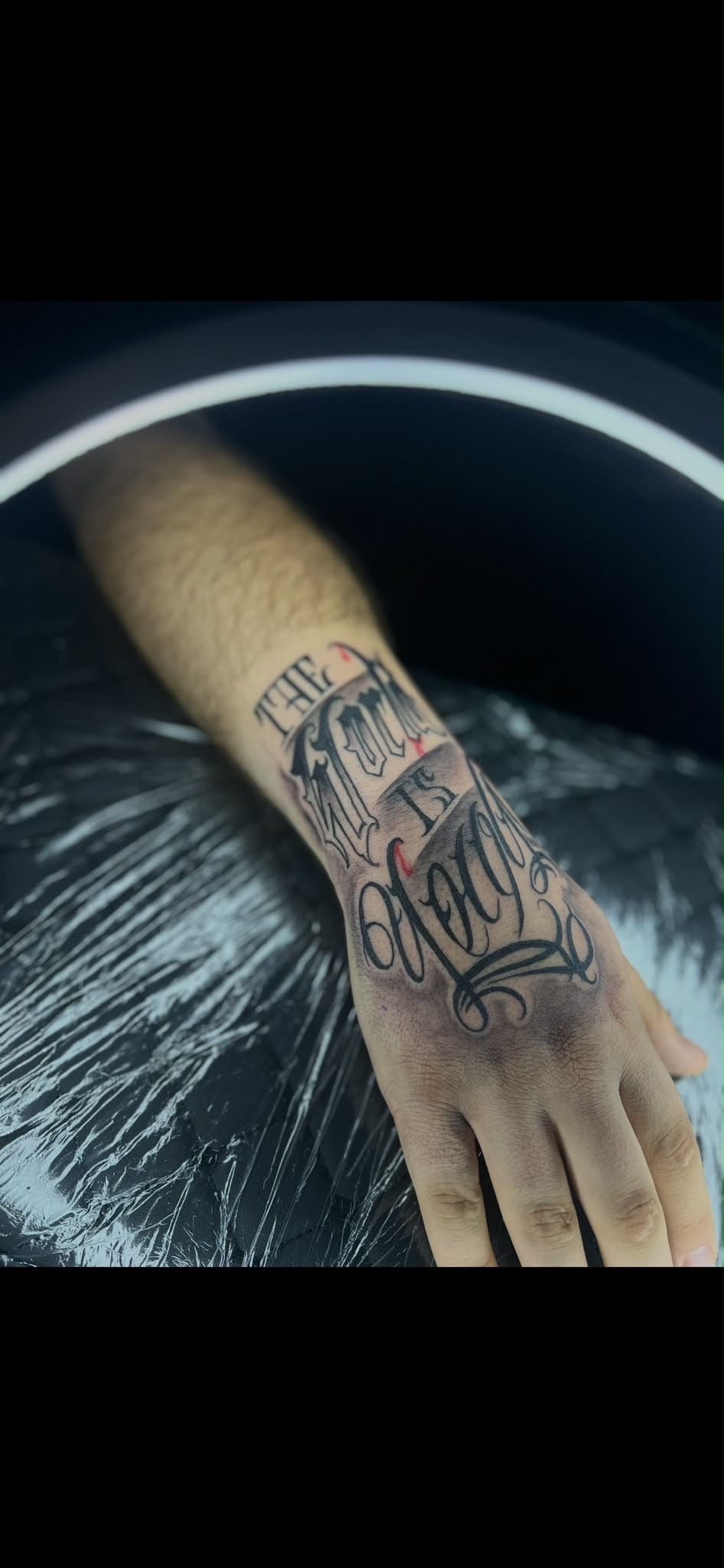 Lettering The World is Yours Chicano-Schrift auf Handruecken und Handgelenk