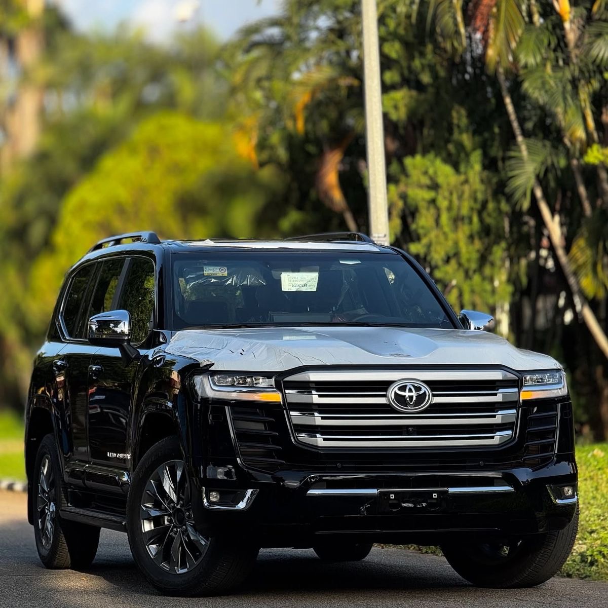 Toyota Land Cruiser 300 Black