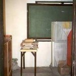 Leere Klassenecke mit grüner Tafel und Büchern