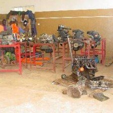 Werkstatt mit Fahrzeugmotoren auf roten Metallständern