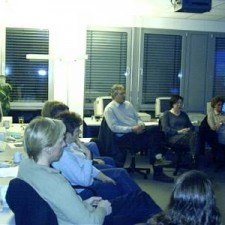 Abendveranstaltung im Seminarraum mit acht Teilnehmenden