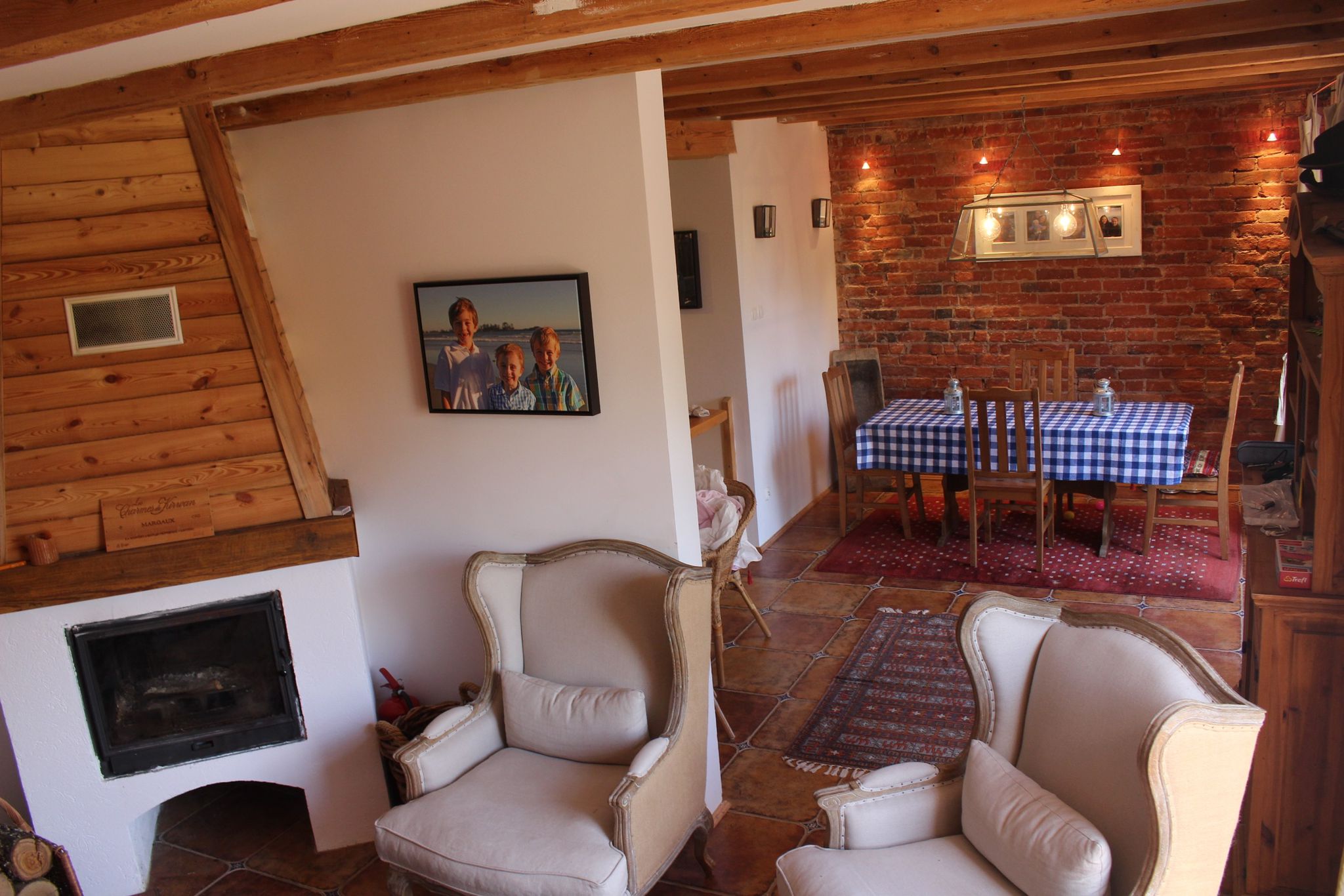 Salon z kominkiem i ceglaną ścianą