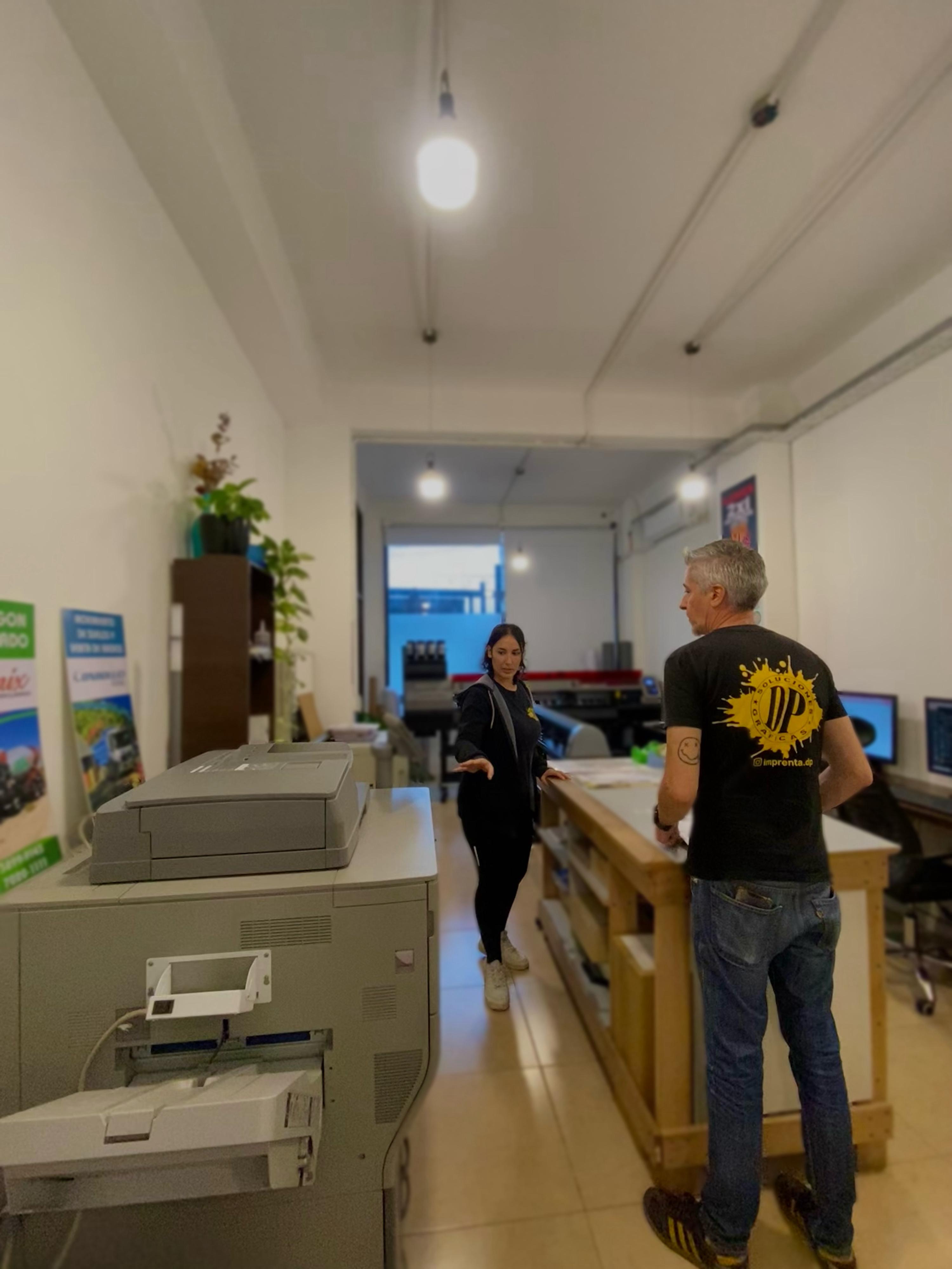 Personal trabajando en el taller - Soluciones Graficas DP