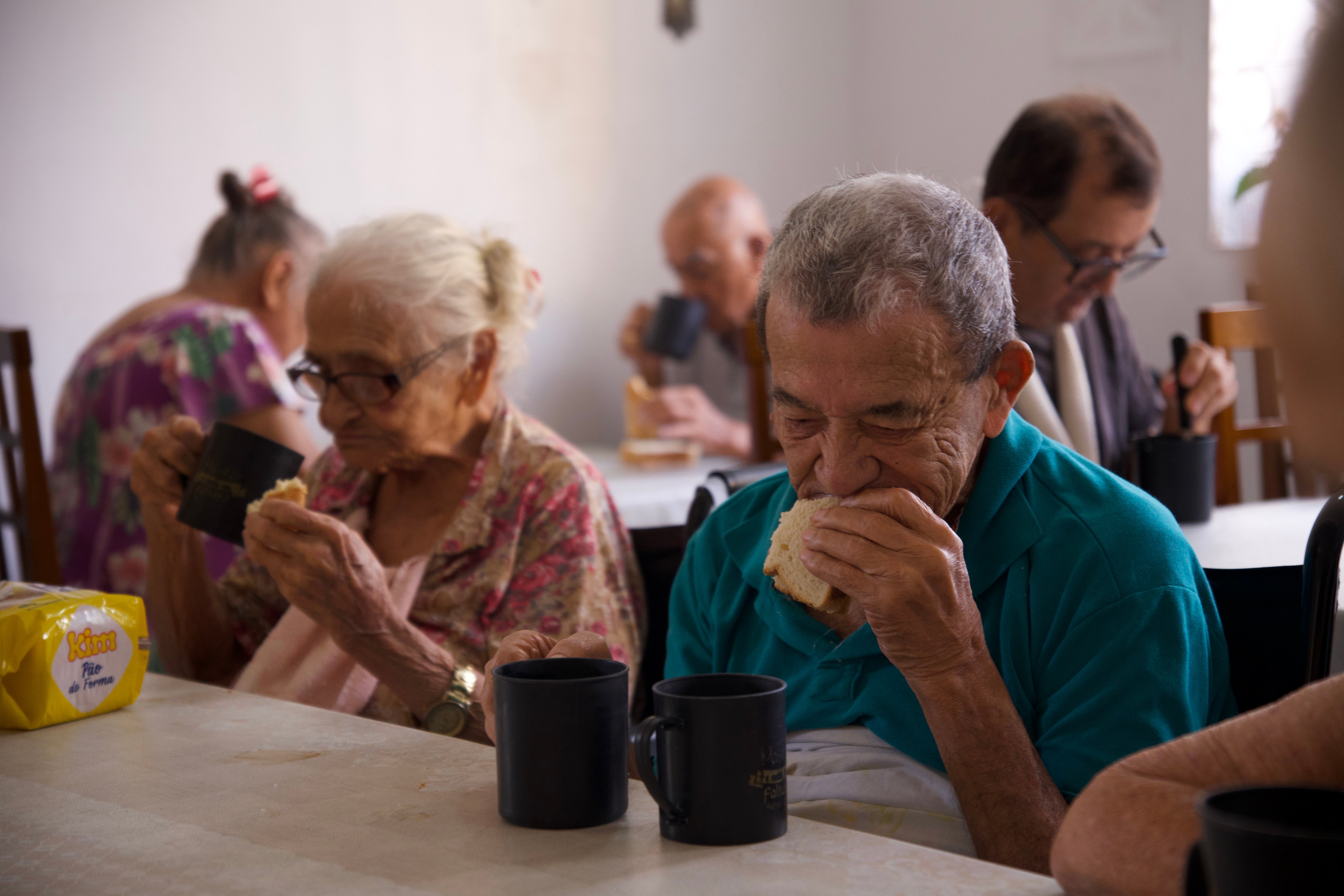 Idosos tomando cafe da manha