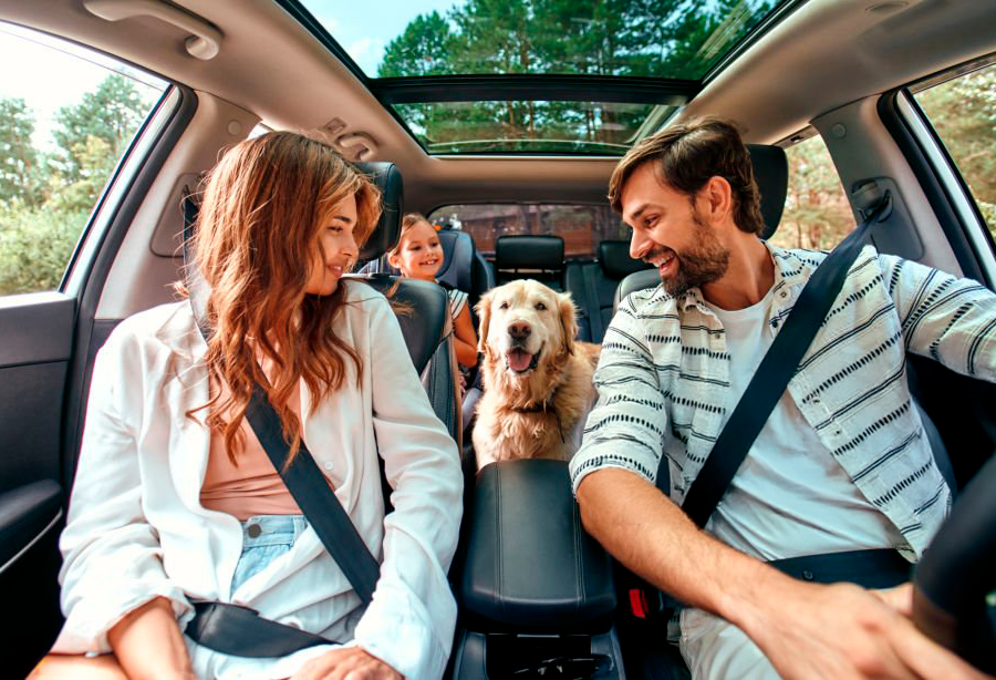 Familia feliz viajando en auto con su mascota gracias a Giama Plan