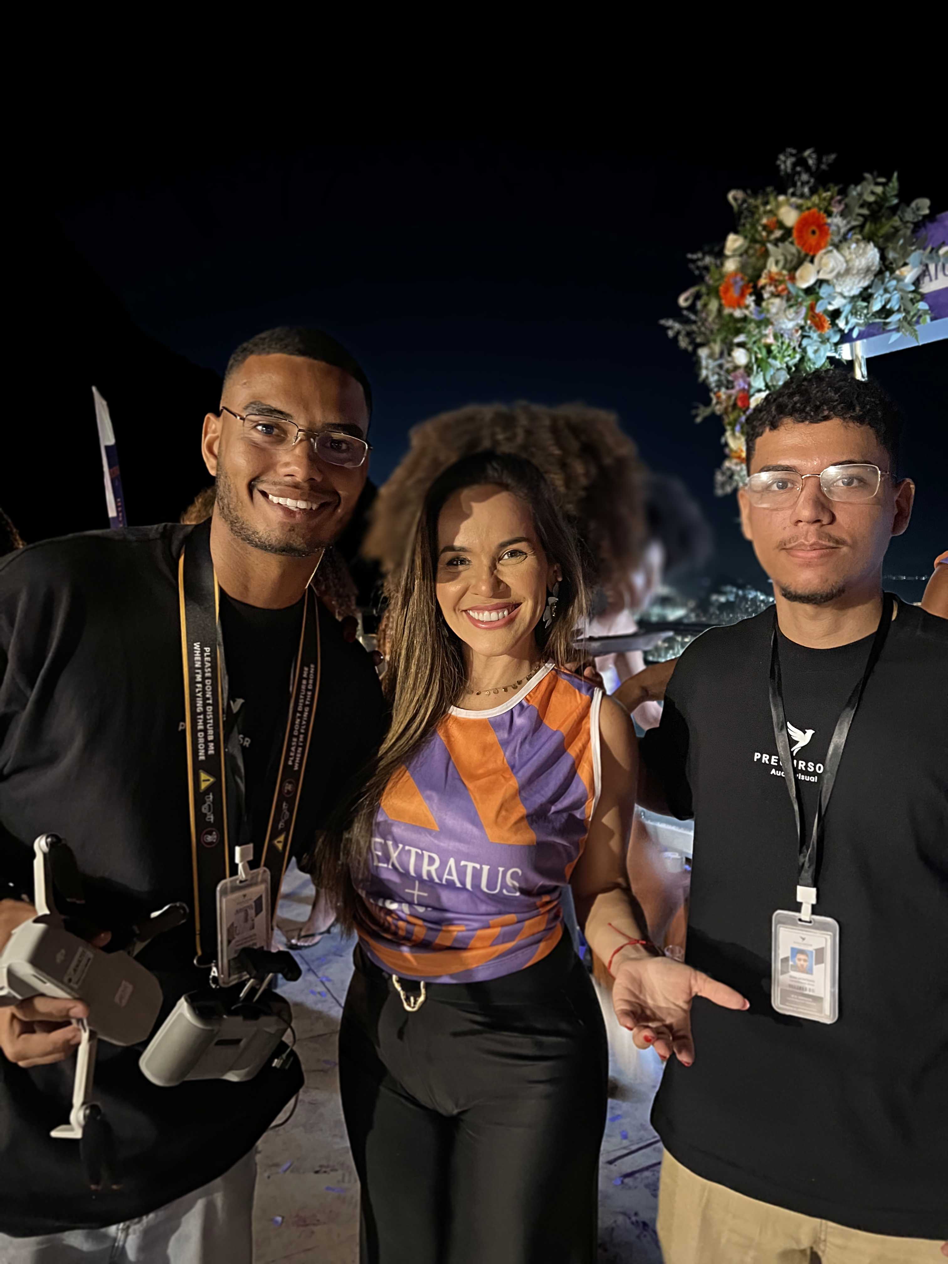 Equipe com convidada no evento noturno