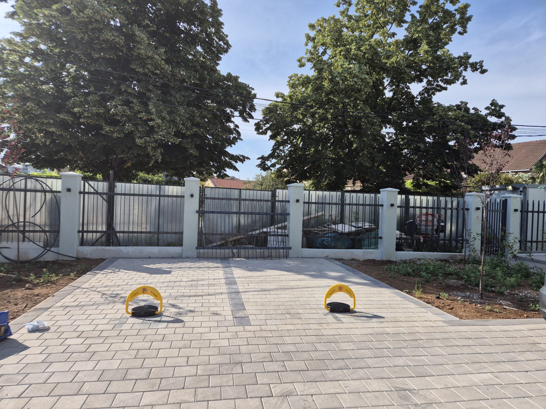Dvije parking barijere ugrađene na popločanom prilazu ispred kapije