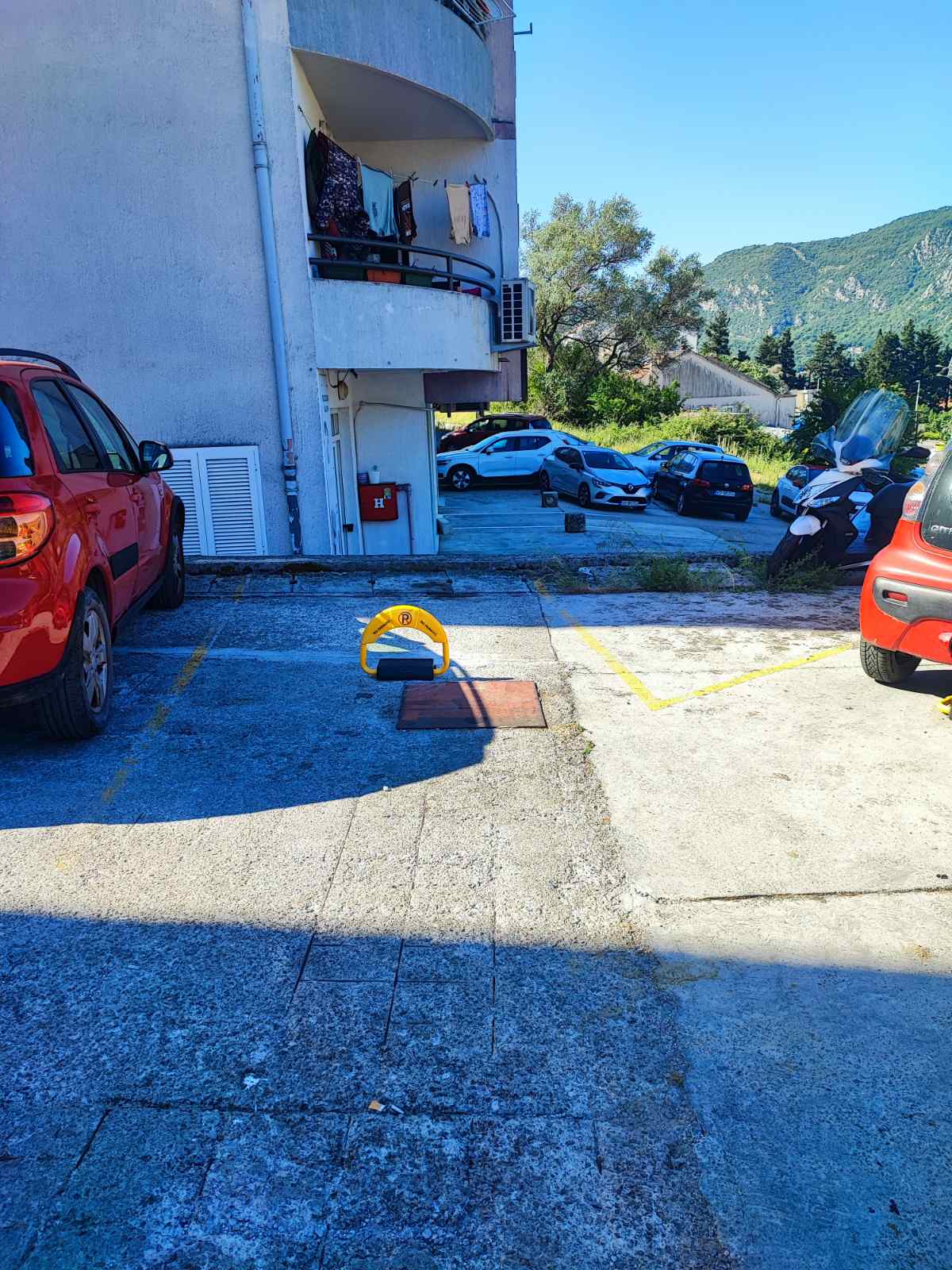 Parking barijera na rezervisanom parking mjestu pored zgrade