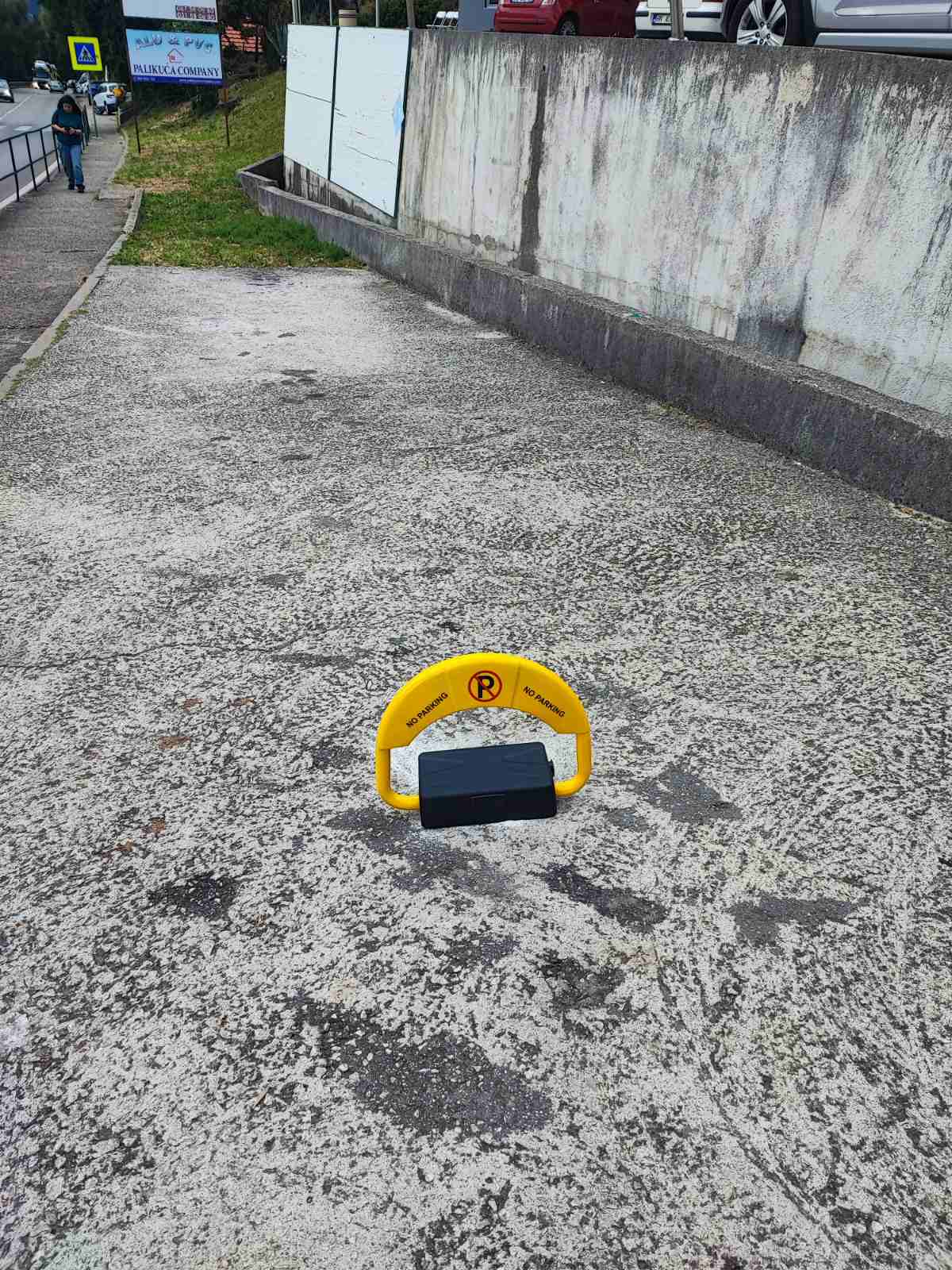 Sklopljena parking barijera na otvorenom parkingu pored ulice