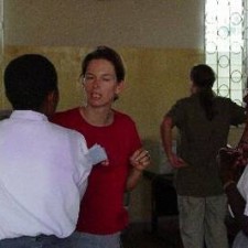 Projektmitarbeiterin im Gespräch mit Einheimischen