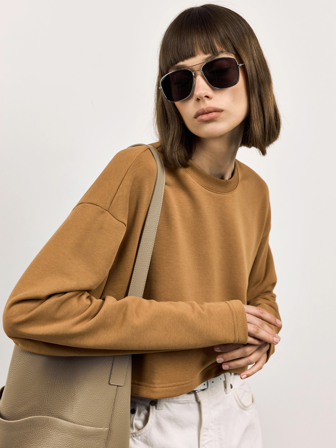Gate31 — camel sweatshirt + gold sunglasses + beige shoulder bag