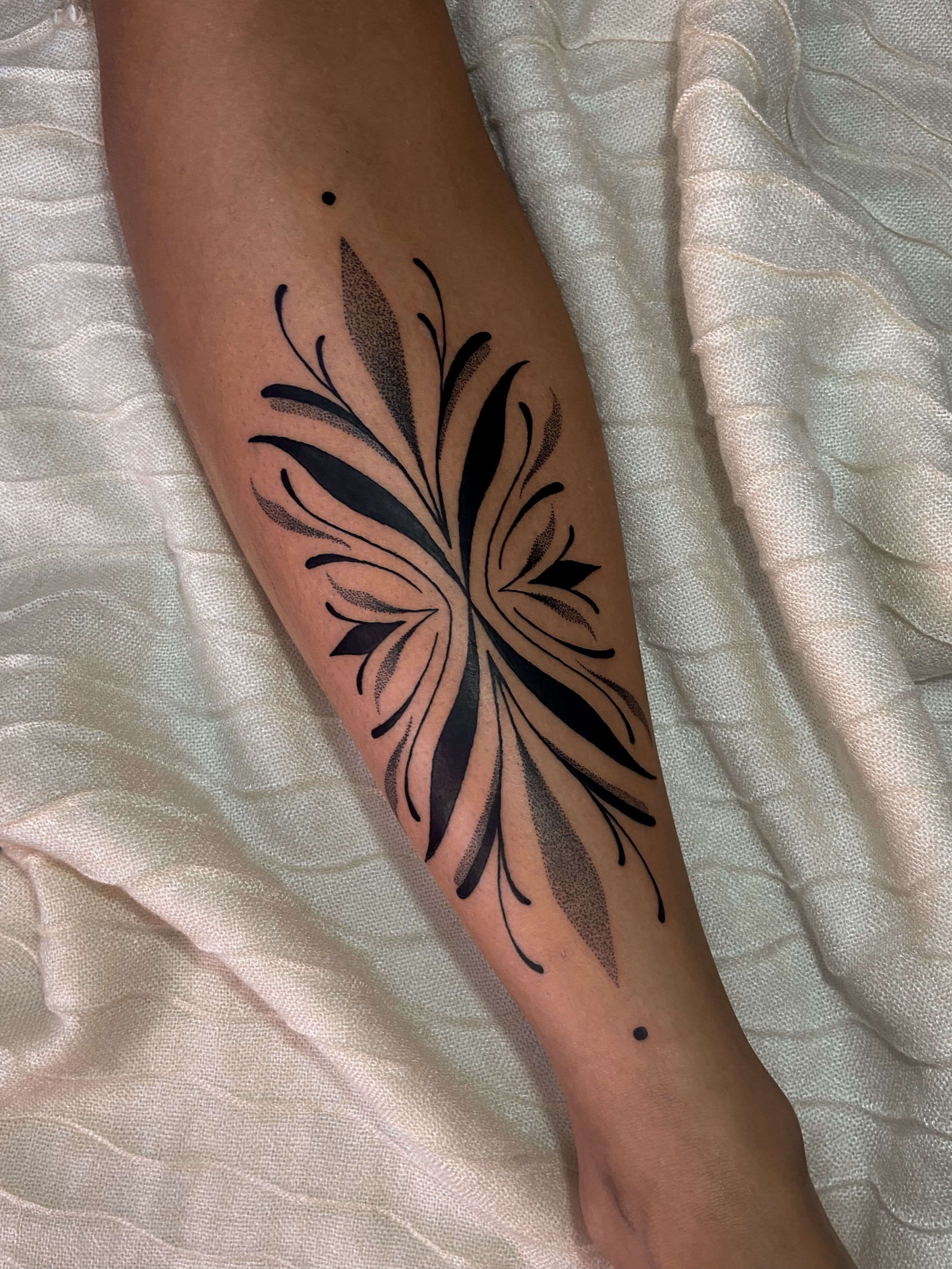 Antebraço com ornamento simétrico floral grande em preto