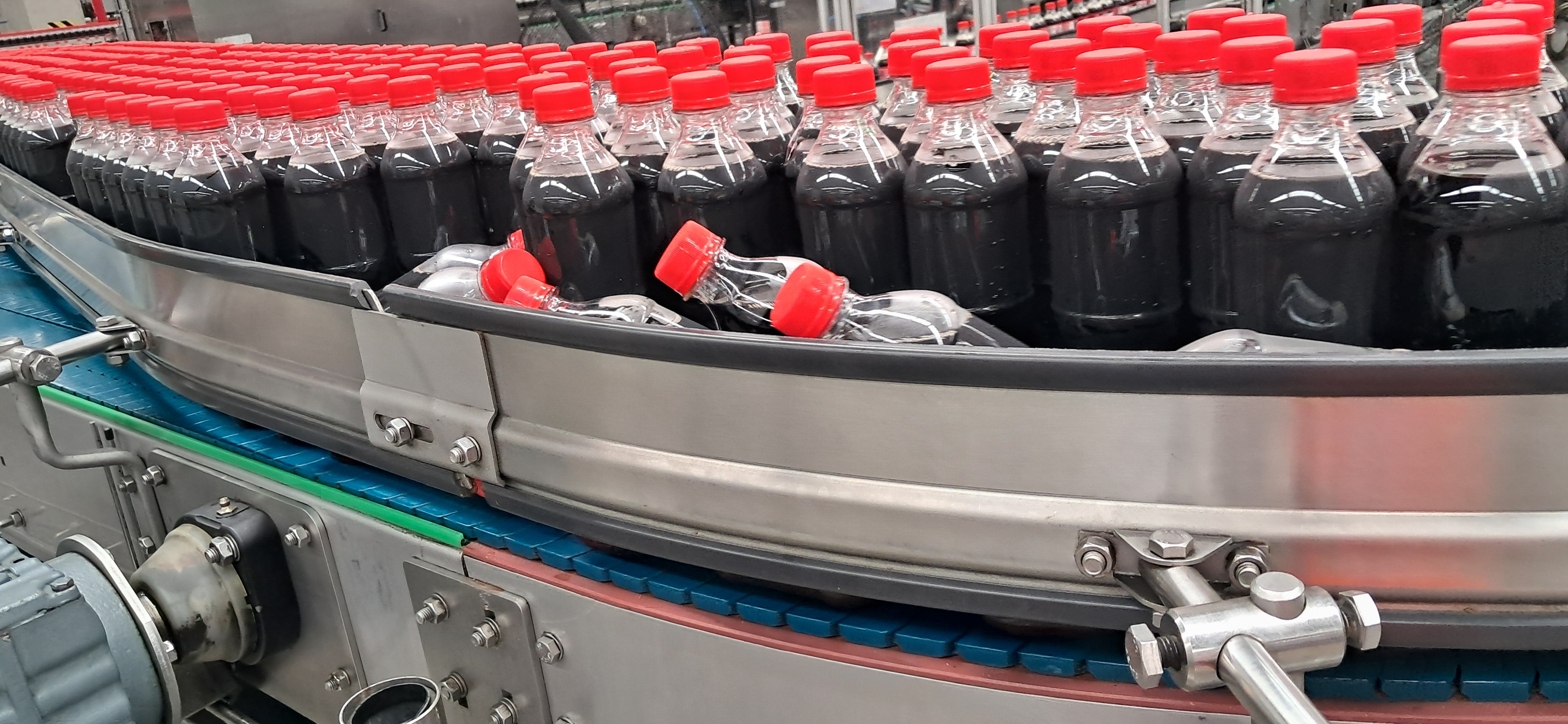 Botellas de bebida en línea de embotellado