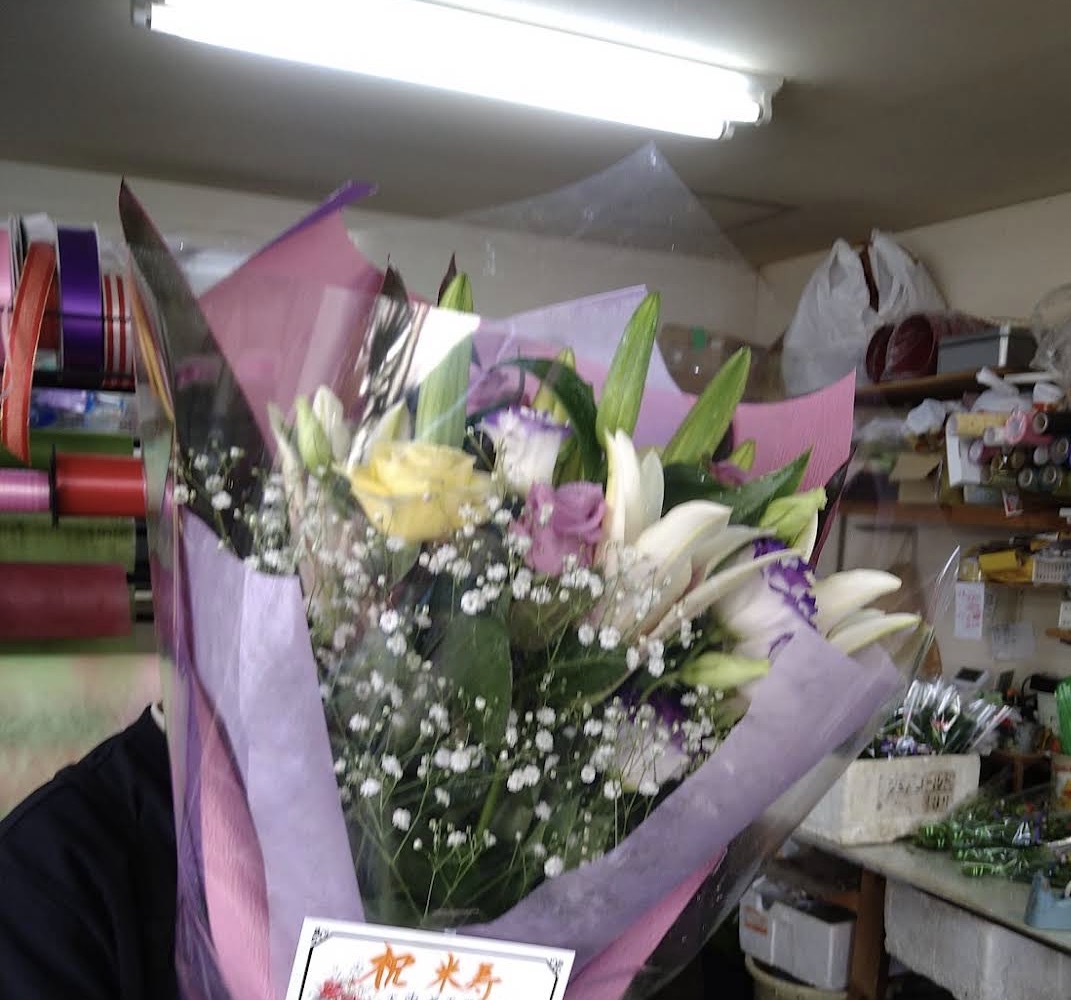 和歌山市の花屋ノーブルのミニブーケ ユリとカスミソウの花束 誕生日プレゼントに