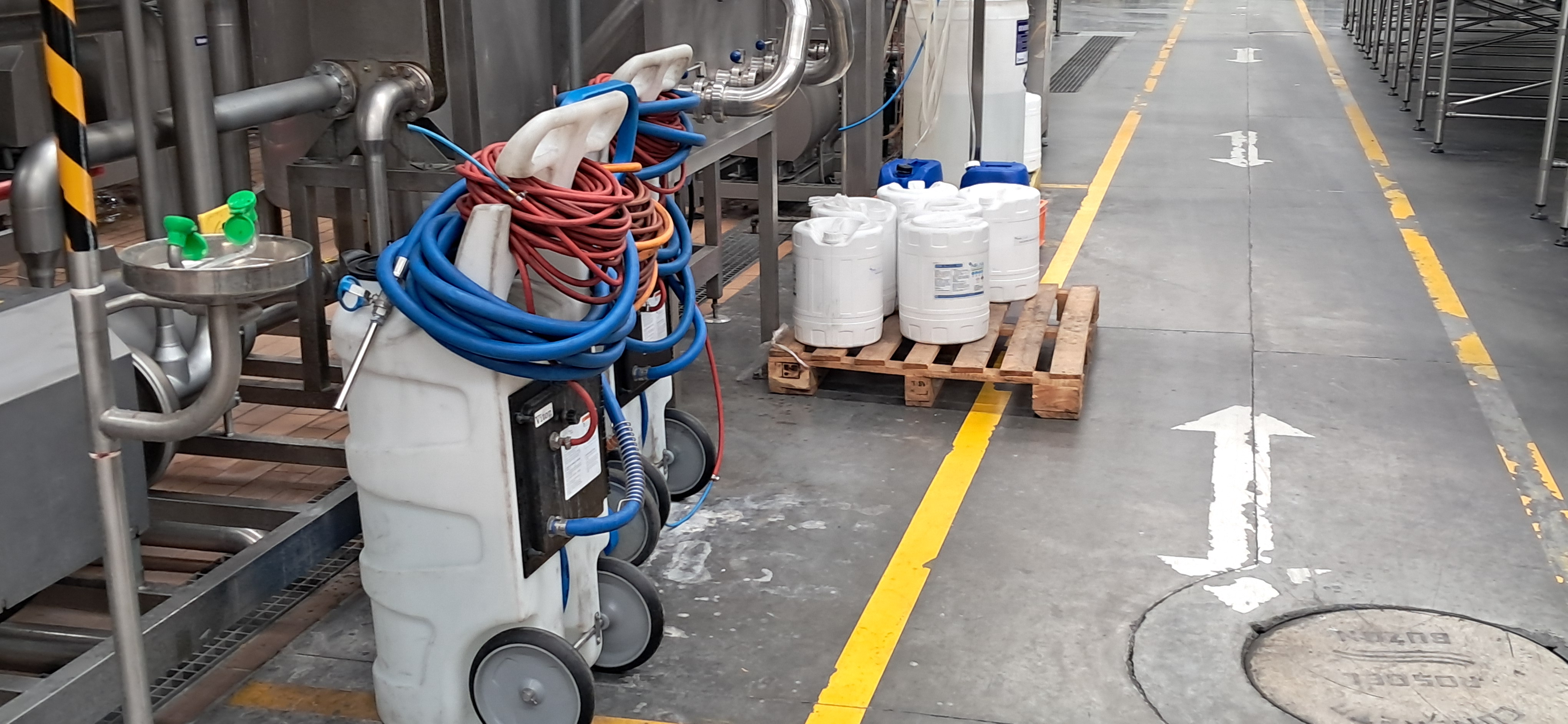 Bidones de productos químicos en instalación industrial para auditoría