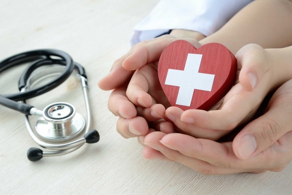 Banconote e monete in franchi svizzeri nelle mani di un operatore sanitario