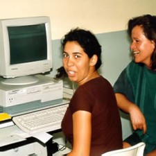 Zwei Frauen am Computer