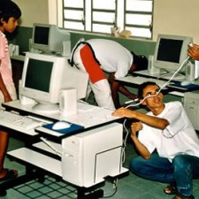 Techniker bauen Computer auf