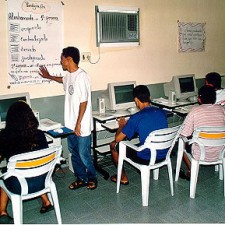 Trainer am Whiteboard im Computerraum