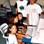 Mädchen am Computer, Jungen dahinter