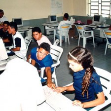 Schüler arbeiten gemeinsam am Computer