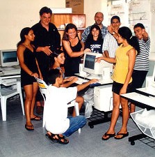 Gruppe posiert am Computer