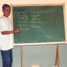 Schüler erklärt Tastaturkürzel an der Tafel