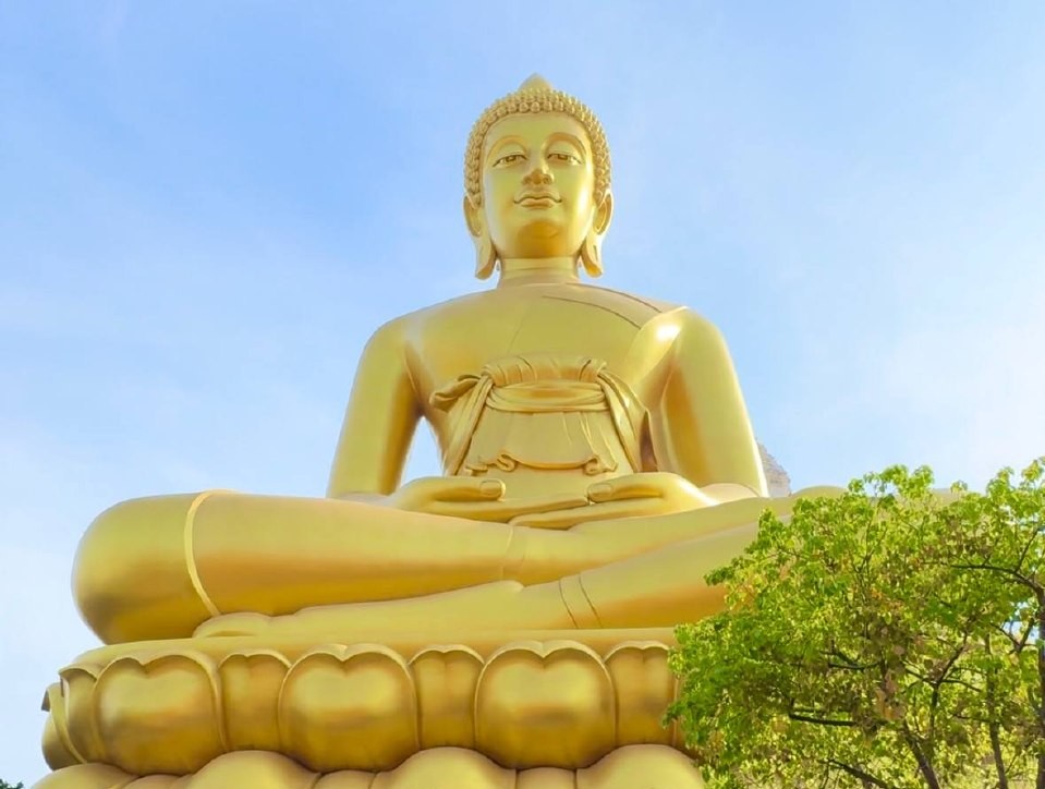 Złota statua Buddy w pozie medytacyjnej