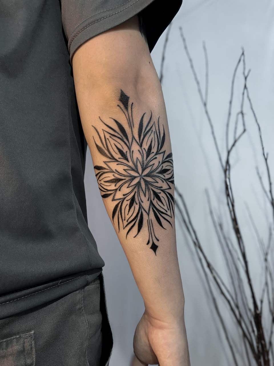Mandala floral grande e elaborada em antebraço