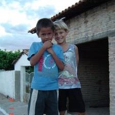 Zwei Jungen lachen gemeinsam vor einem Haus