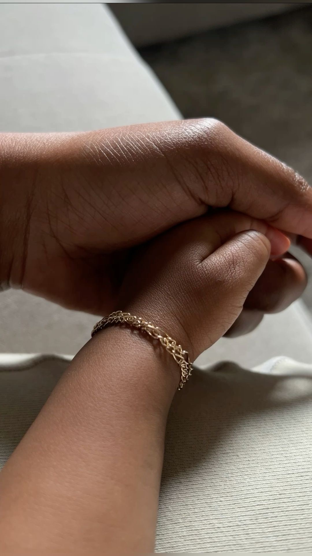 Main d'une maman tenant la petite main de son nouveau-né