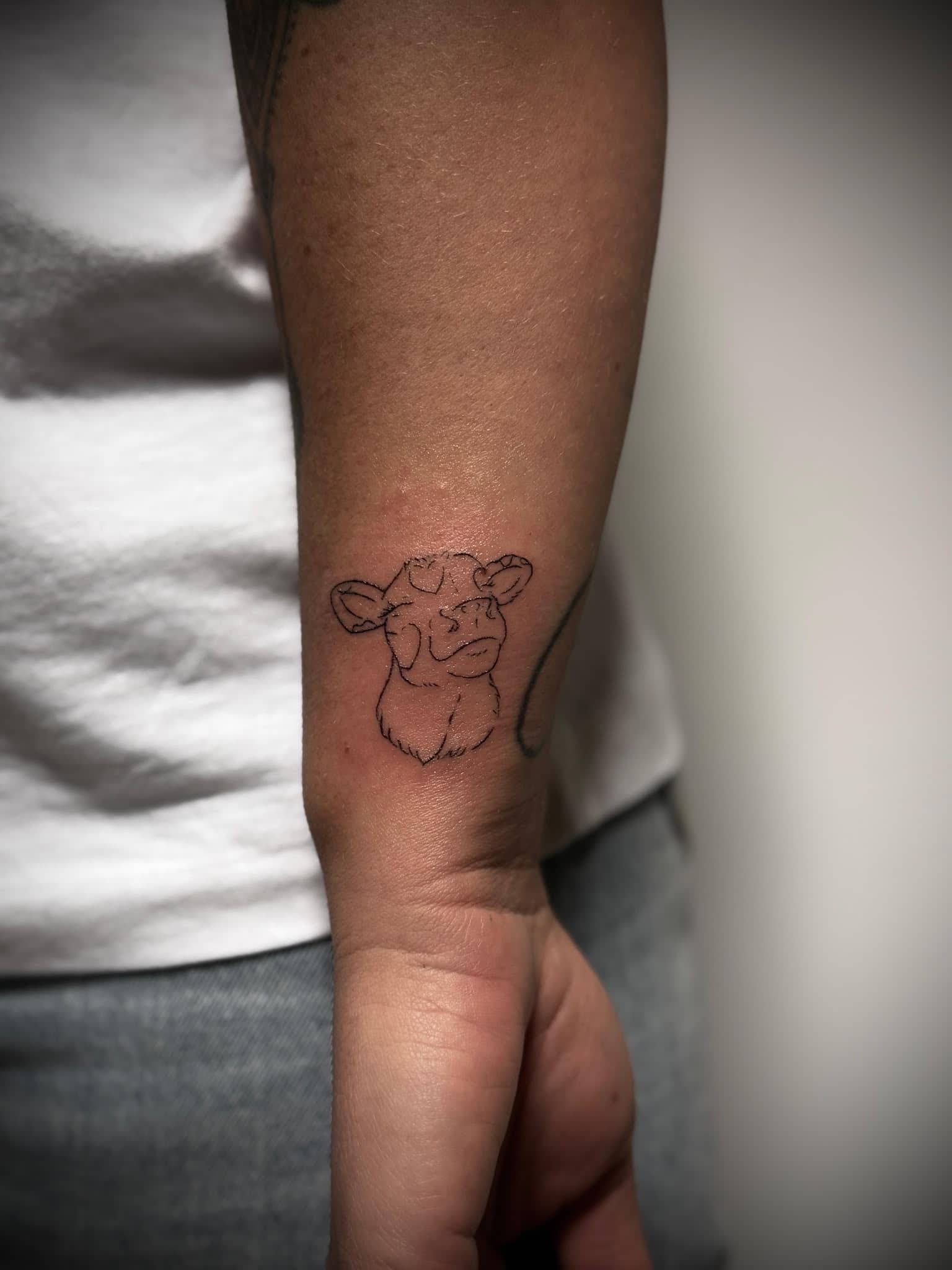Grossflaechiges Sonnen-Blackwork-Tattoo an Hufte und Oberschenkel