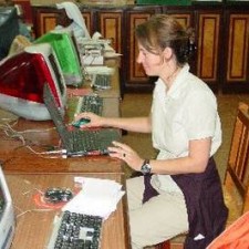 Fairnetzen-Mitarbeiterin richtet Computer und Tastaturen im Schulungsraum ein