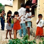 Kinder vor dem Gebäude