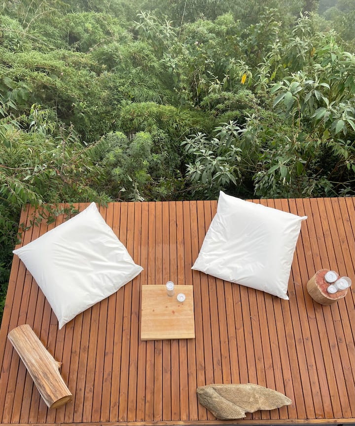 Deck com almofadas e vista