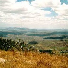 Zwei Männer und ein Kind auf einer Mauer