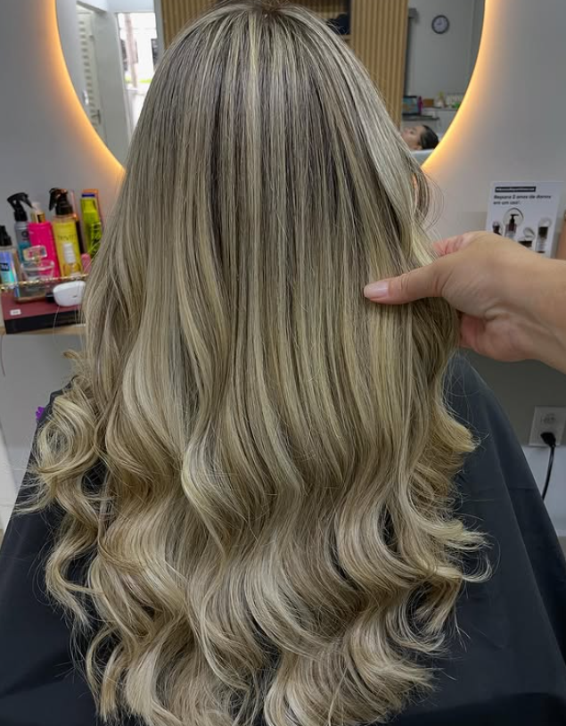 Cabelo loiro com mechas platinadas