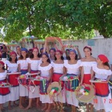 Mann trocknet rote Bohnen auf dem Boden