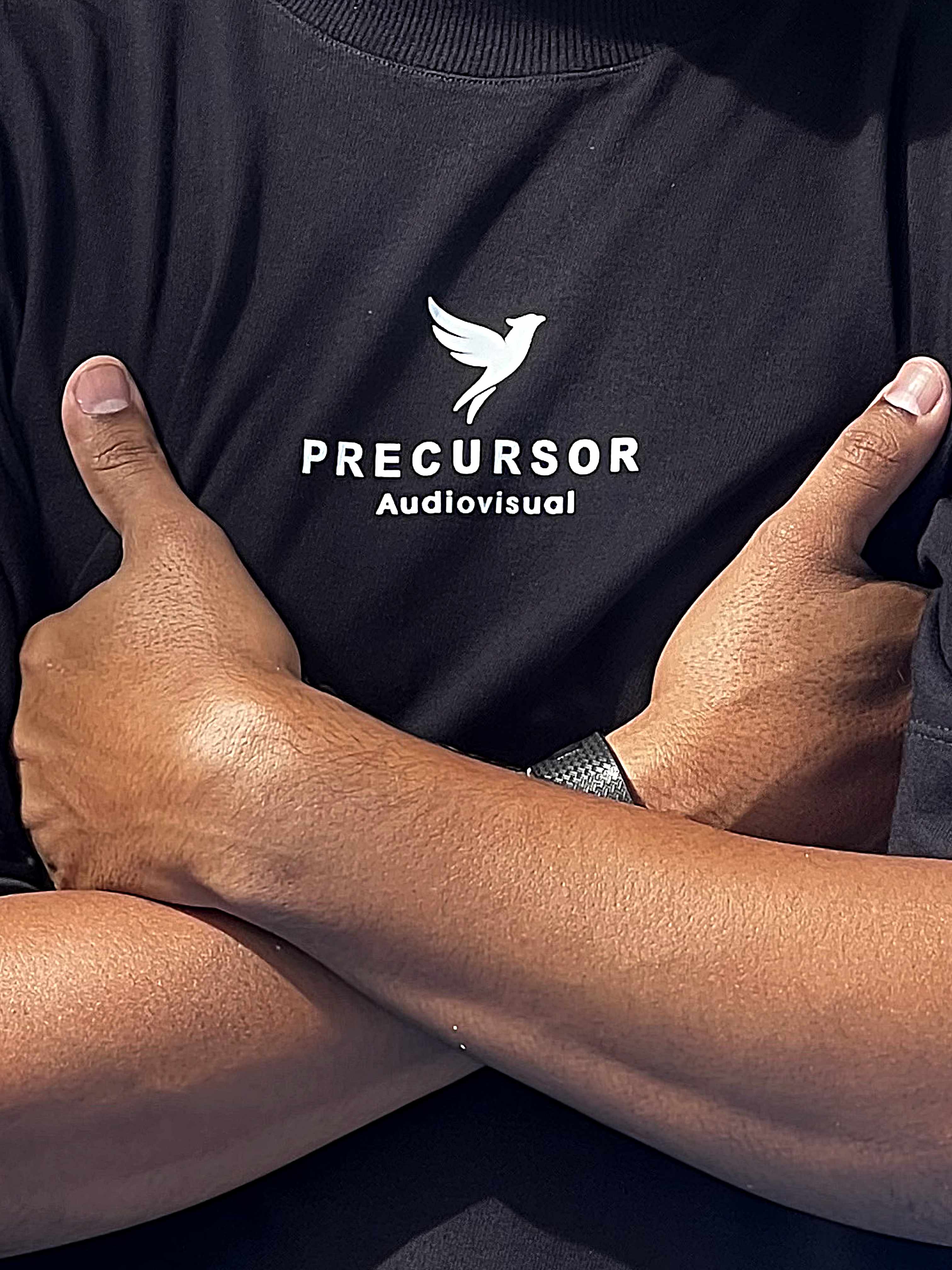 Camisa PRECURSOR Audiovisual - Equipe com bracos cruzados mostrando o logo da empresa