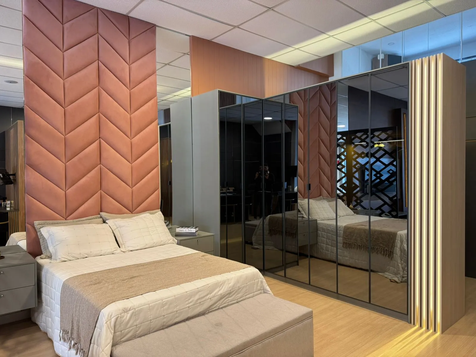 Quarto com guarda-roupa espelhado e cabeceira estofada
