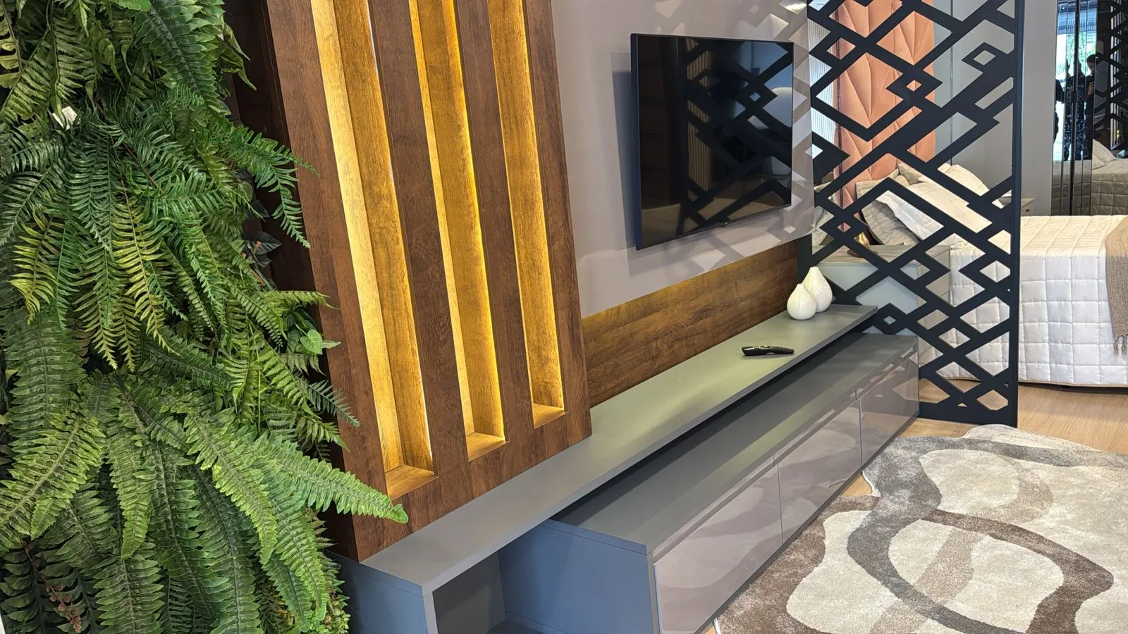 Painel de TV com ripado de madeira iluminado e jardim vertical