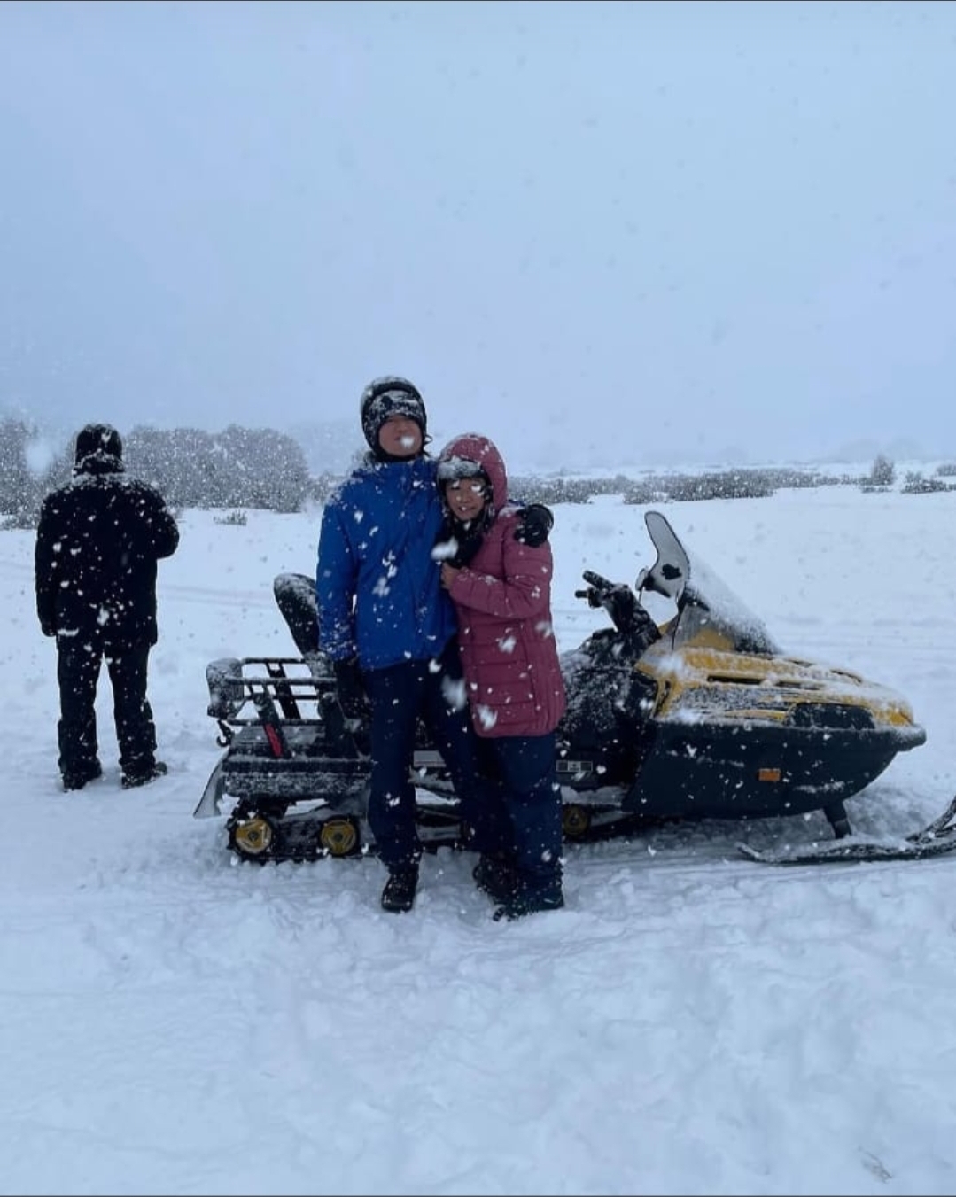 Casal em experiência de moto de neve em Ushuaia durante o inverno na Patagônia