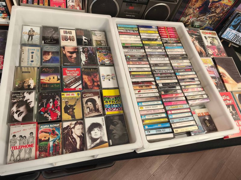 Collection cassettes audio Beatles Cabrel Telephone