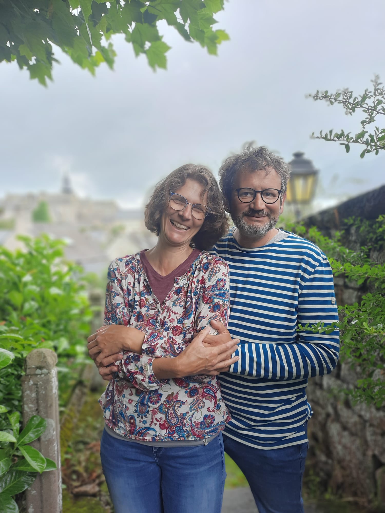 Karin und Thomas vor dem Backeshäuschen