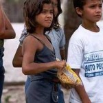 Zwei Kinder, Mädchen mit Tasche